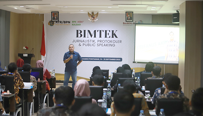 manager-produksi-tribun-pontianak-stefanus-akim-memberikan-materi-tentang-1.jpg