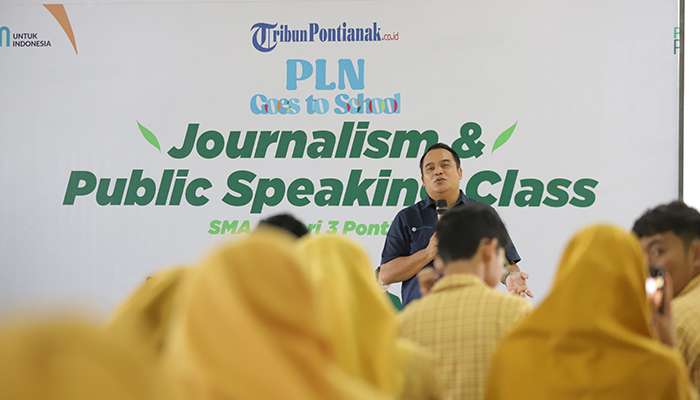 PLN Goes to School 'Journalism & Public Speaking Class', Stefanus Akim: Menulis Itu Mudah