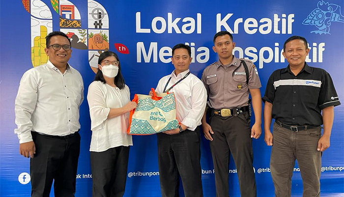 manajemen-bni-cabang-pontianak-membagikan-paket-sembako.jpg