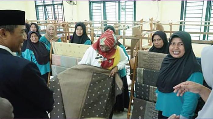 Pelatihan Peningkatan Tenun, Pjs Marlyna Ingin Tenun Sambas Semakin Berdaya Saing