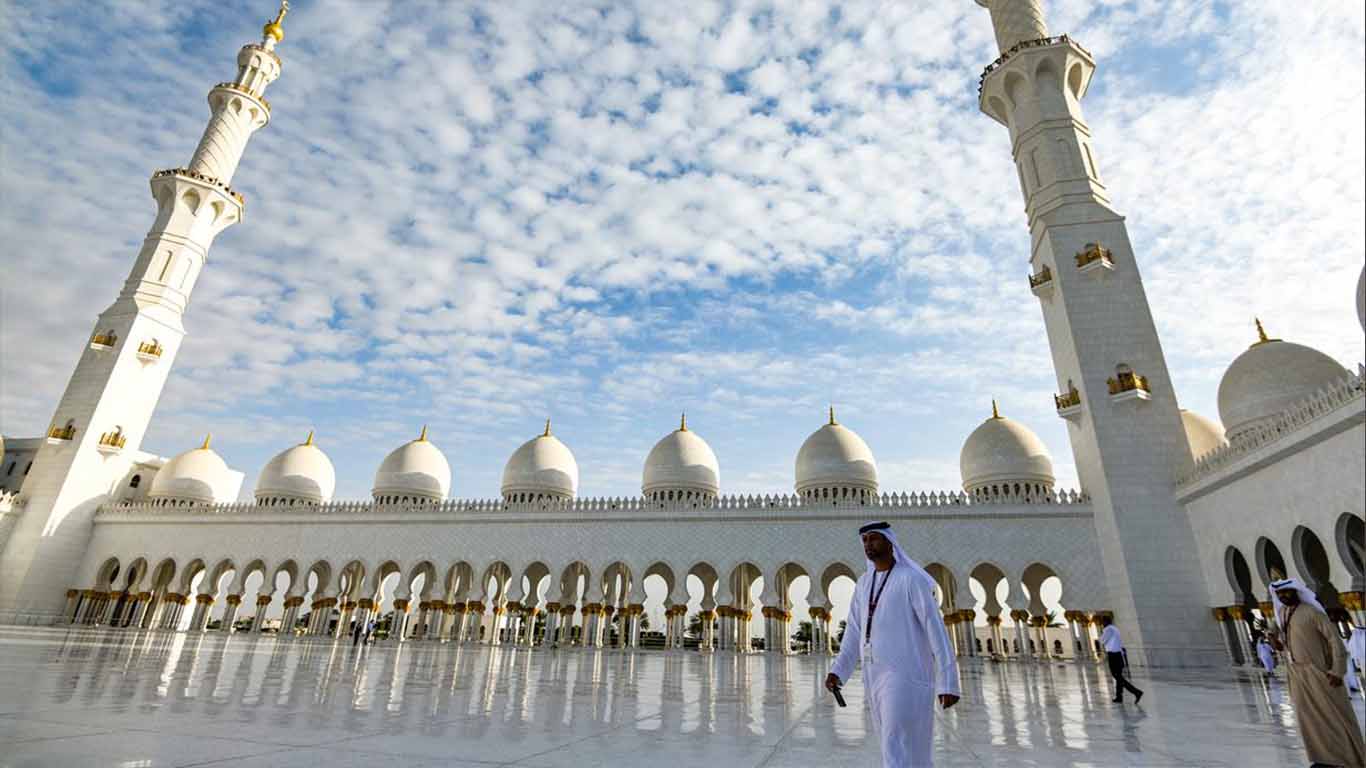 masjid-terbesar-di-abu-dhabi-yang-menjadi-tempat-sholat-jumat-umat-islam.jpg