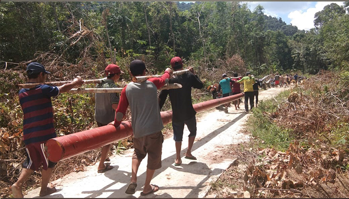 masyarakat-buduk-sempadang-bahu-membahu-untuk-mengangkut-tiang-listrik.jpg