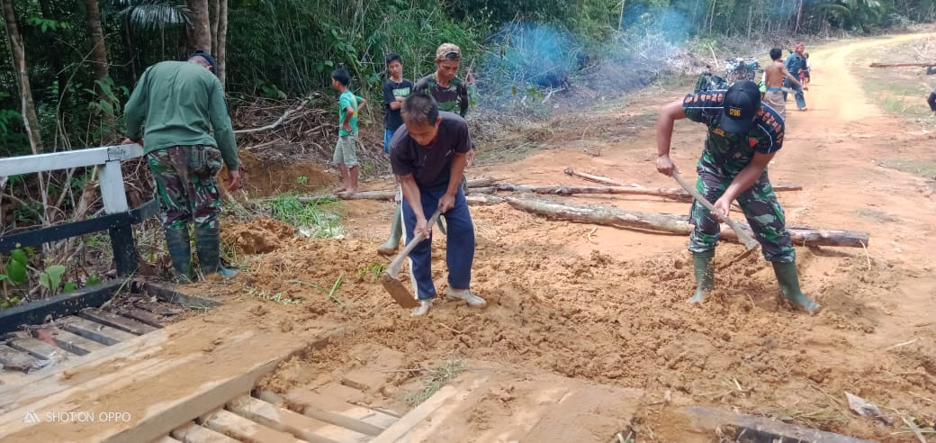 Warga Bangga Ikut Sukseskan TMMD Imbangan Kodim Putussibau Kapuas Hulu
