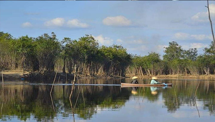 masyarakat-sedang-mencari-ikan-di-danau-balek-angin.jpg
