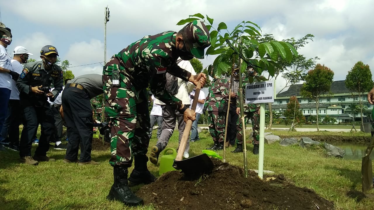 Kodam XII/Tpr Gandeng Club Pecinta Lingkungan Pontianak Gelar Aksi Penghijauan