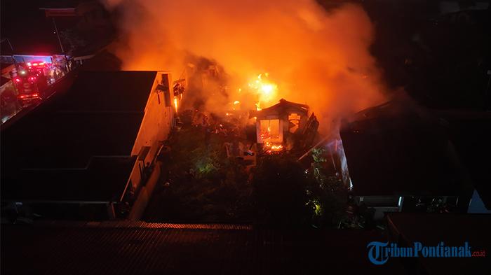 melakukan-upaya-pemadaman-api-di-Gang-Cempaka-Putih.jpg