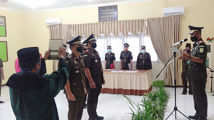 melantik-kepala-cabang-kejaksaan-negeri-sambas-di-pemangkat.jpg