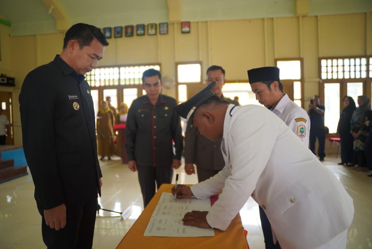 melantik-langsung-kepala-desa-terpilih-antar-waktu-Desa-Perigi-Kecamatan-Silat.jpg