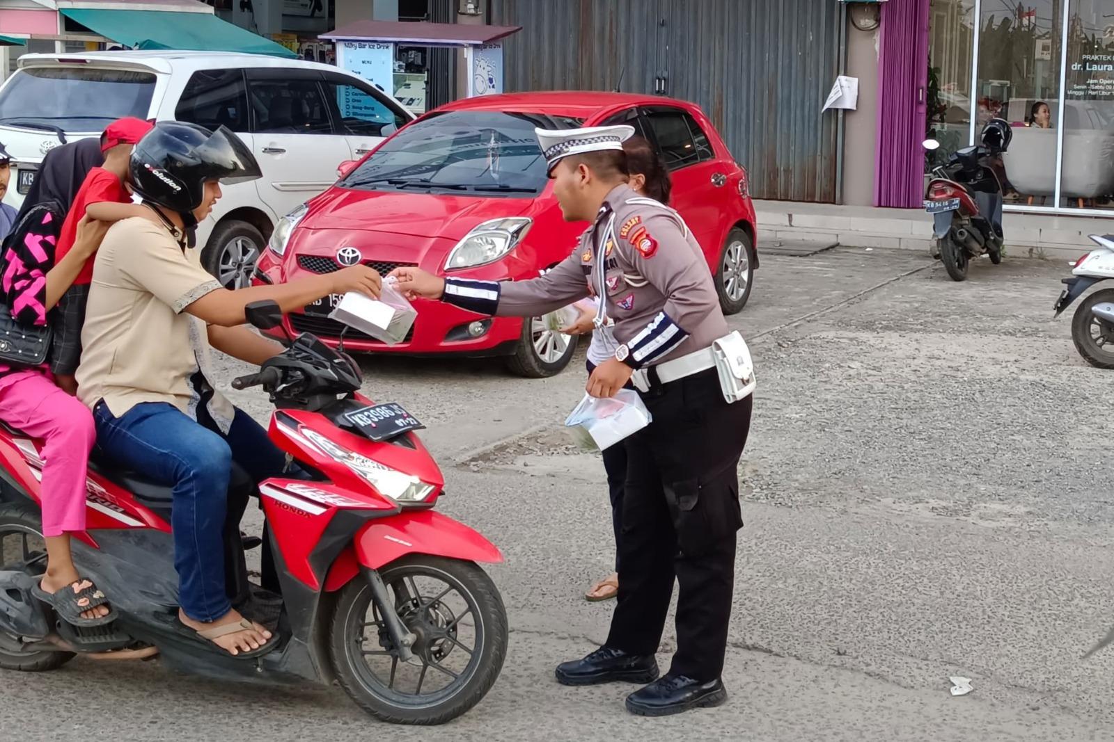 Polres Melawi Berbagi Takjil Gratis untuk Pengguna Jalan di Bulan Suci Ramadhan