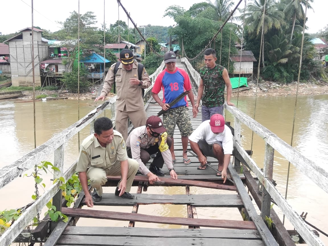 Polsek Kota Baru, Forkopimcam dan Warga Perbaiki Jembatan Gantung yang Menghubungkan Dua Desa