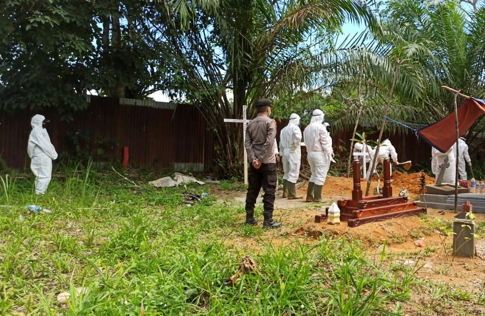 Kapolsek Meliau Pimpin Pengamanan Pemakaman Warga yang Meninggal Dunia Positif Covid-19