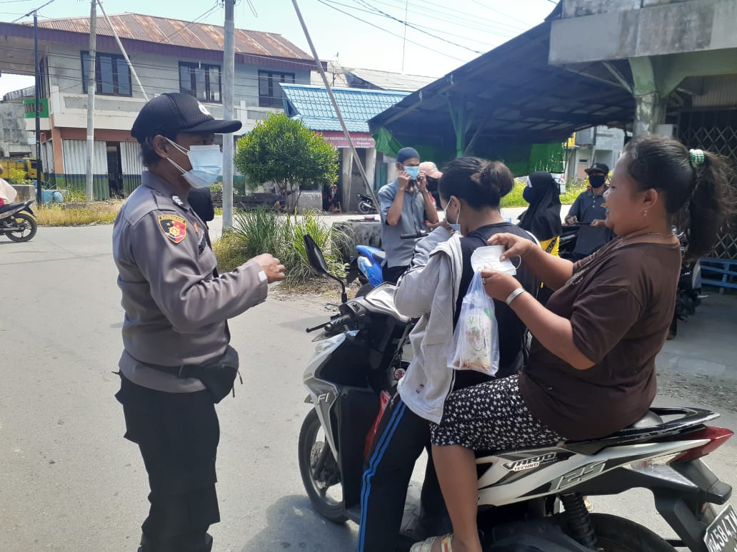 Polres Sambas Bagikan Masker pada Masyarakat pada Peringatan Hari Lahir Pancasila