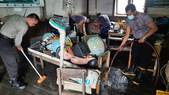 membantu-membersihkan-material-bekas-banjir-sdf-sd.jpg