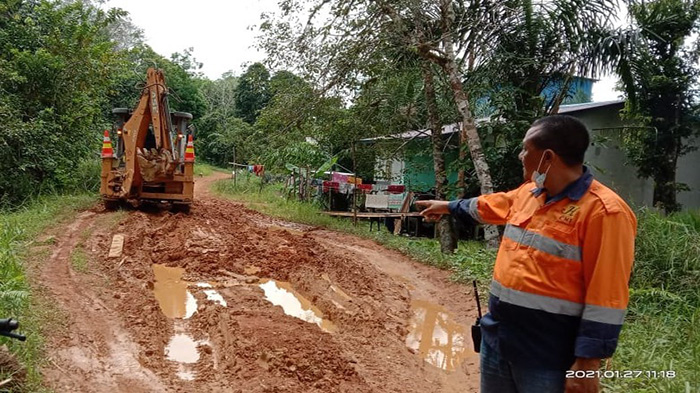 membantu-perbaiki-jalan-di-desa-jago-bersatu.jpg
