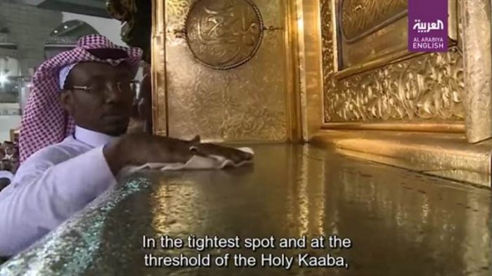 Melihat Cara Membersihkan Kabah, Pakai Parfum dan Dibasahi Air Zamzam