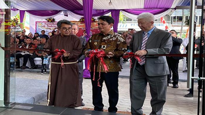 memotong-pita-meresmikan-gedung-baru-Universitas-Widya-Dharma-Pontianak.jpg