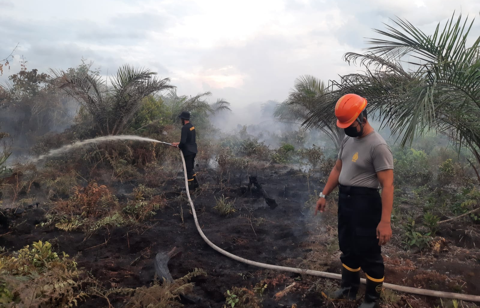 Jajaran Polres Mempawah Sigap Padamkan Karhutla di Desa Pasir Mempawah Hilir