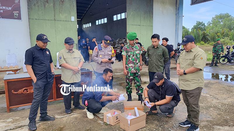 H-1 Pencoblosan, KPU Mempawah Bakar Surat Suara Pilkada Serentak 2024 yang Rusak dan Berlebih