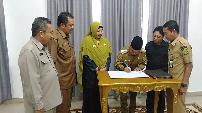 menandatangani-naskah-perjanjian-hibah-daerah-nphd-kabupaten-sambas.jpg