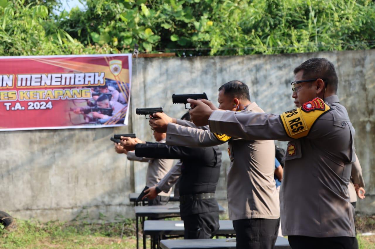 Kapolres Asah Kemampuan Menembak Personel Polres Ketapang Guna Mendukung Pelaksanaan Tugas