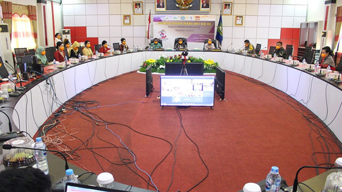 menghadiri-peringatan-hari-ibu-ke-92-kabupaten-sanggau.jpg