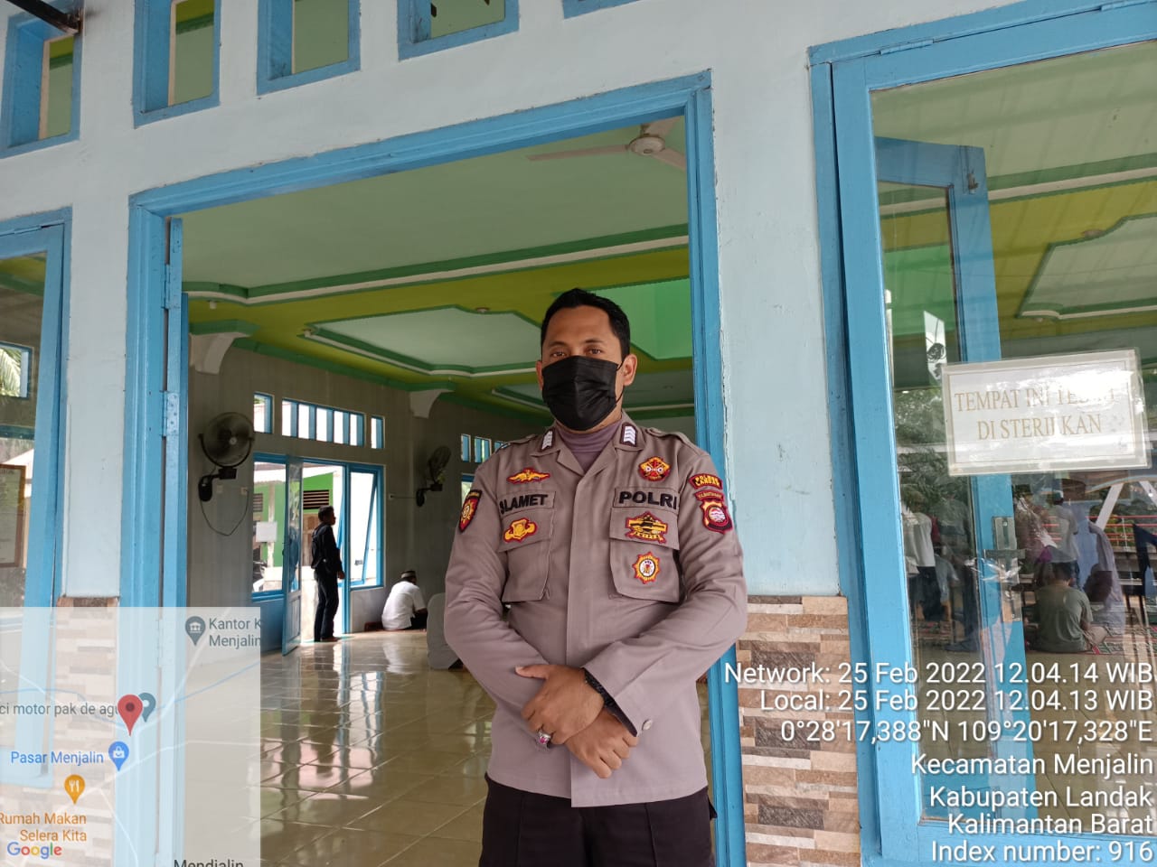 Personel Polsek Menjalin Berikan Pengamanan Ibadah Sholat Jumat di Masjid Nurul Yaqin Menjalin