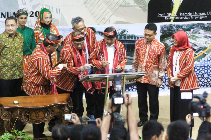 Mohamad Nasir Resmikan Gedung Baru Untan - menristekdikti-tandatangan.jpg