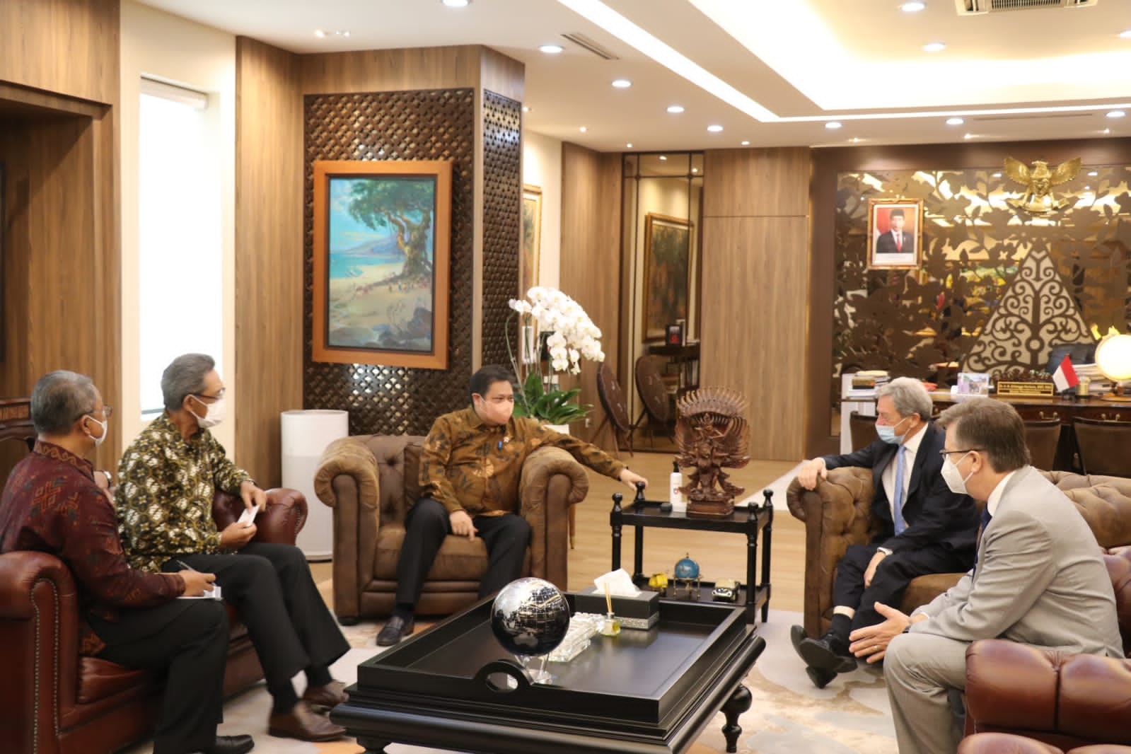 menteri-koordinator-bidang-perekonomian-airlangga-hartarto-lakukan-2.jpg