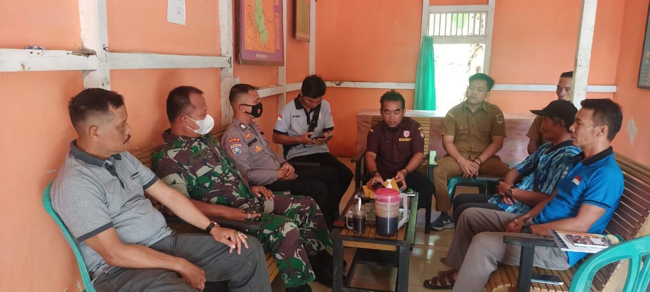 Bhabinkamtibmas Polsek Menukung, Babinsa Koramil Menukung Silaturahmi ke Kantor Desa Menukung Kota