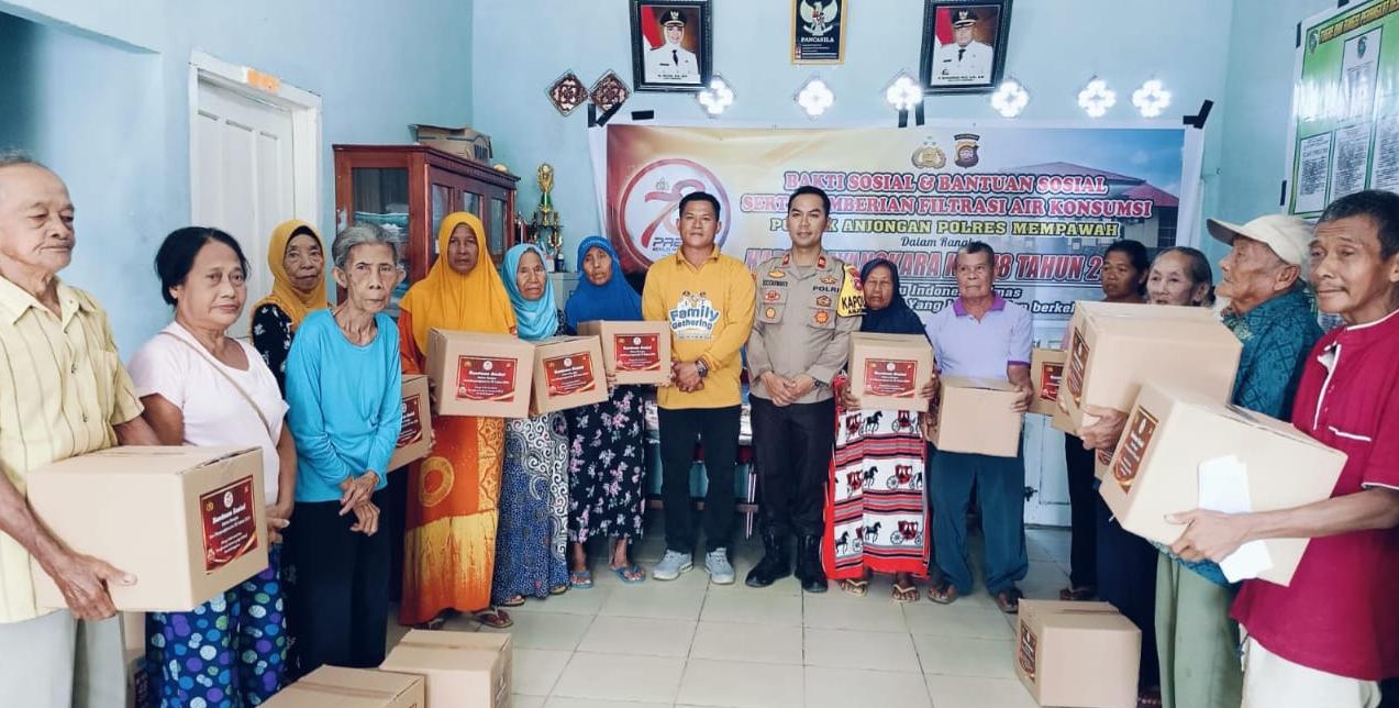 menyalurkan-paket-bansos-sembako-kepada-masyarakat-kurang.jpg