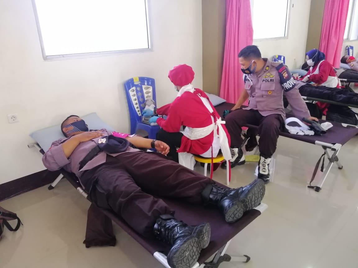 Sambut Hari Bhayangkara ke-74, Personel Polda Kalbar Gelar Aksi Donor Darah