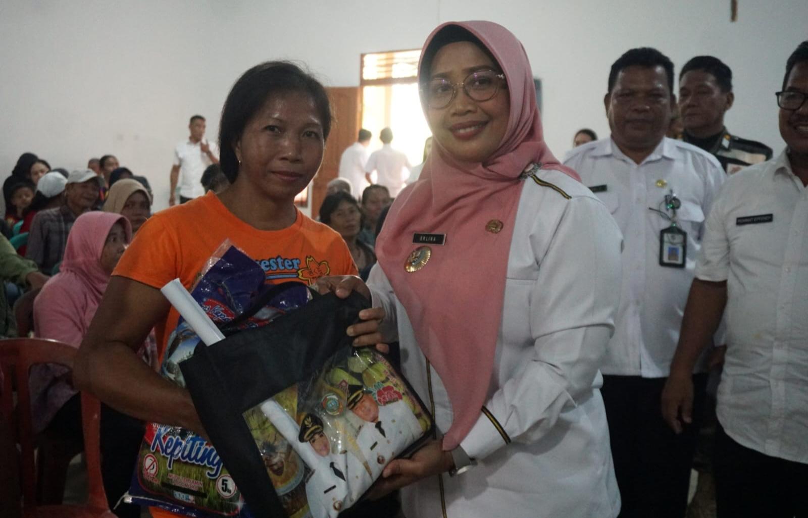 menyerahkan-ratusan-Bantuan-Sosial-Bansos-pengendalian-inflasi.jpg