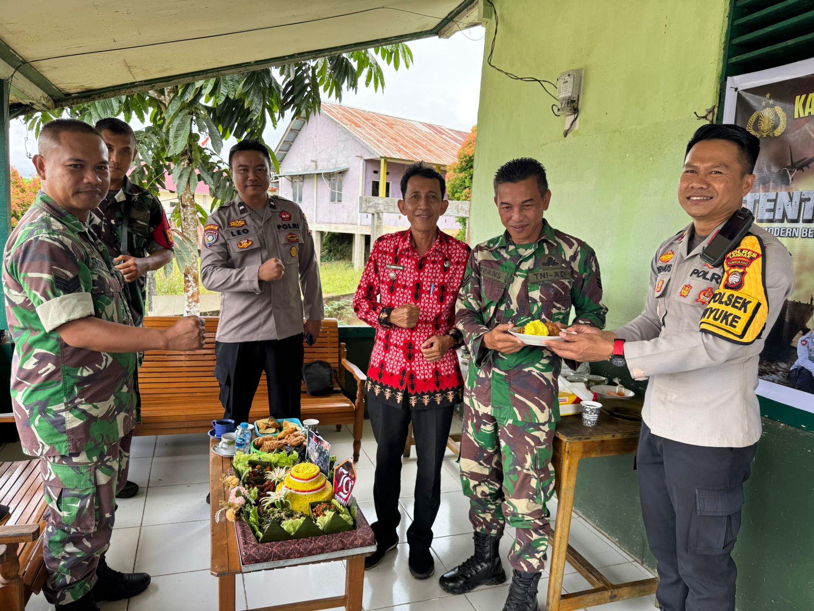 Kapolsek Sambangi Mako Koramil 1201-10/Menyuke dan Ucapkan Selamat HUT TNI ke-79