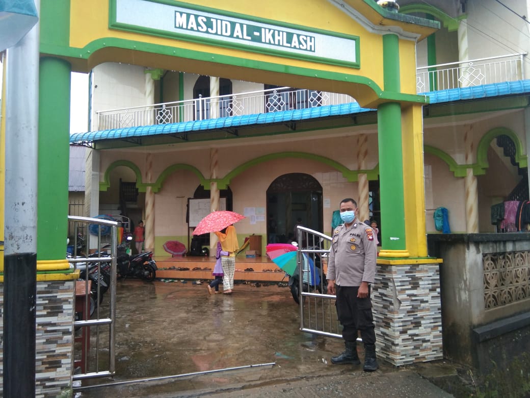 Personel Polsek Menyuke dan Polsek Air Besar Berikan Pengamanan Kelancaran Sholat Jumat di Masjid