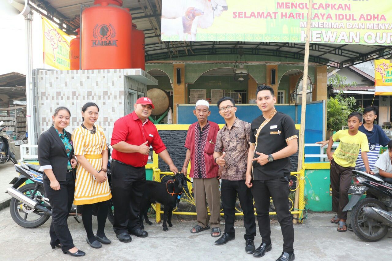 mercure-serahkan-hewan-kurban.jpg
