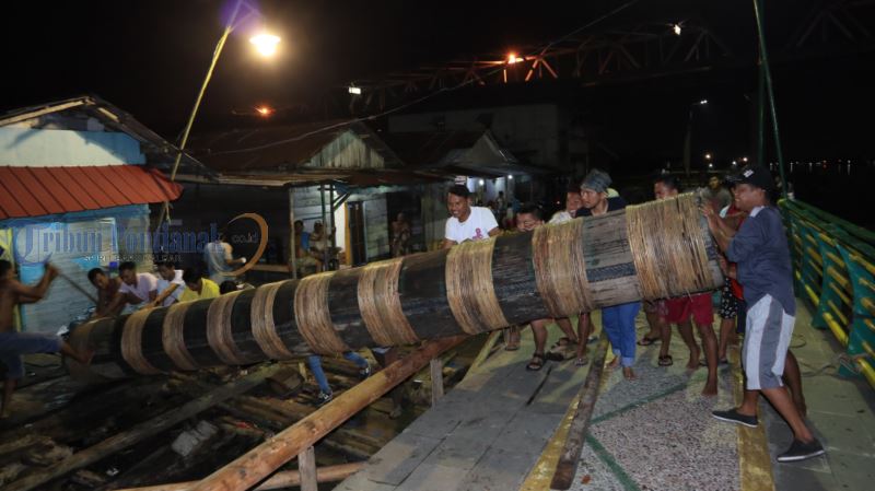 Persiapkan Malam Idul Fitri, Warga Tambelan Sampit Gotong Royong Menaikkan Meriam Karbit - meriam_20180602_172945.jpg