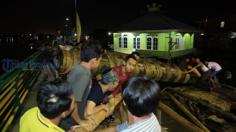 Persiapkan Malam Idul Fitri, Warga Tambelan Sampit Gotong Royong Menaikkan Meriam Karbit - meriam_20180602_180054.jpg
