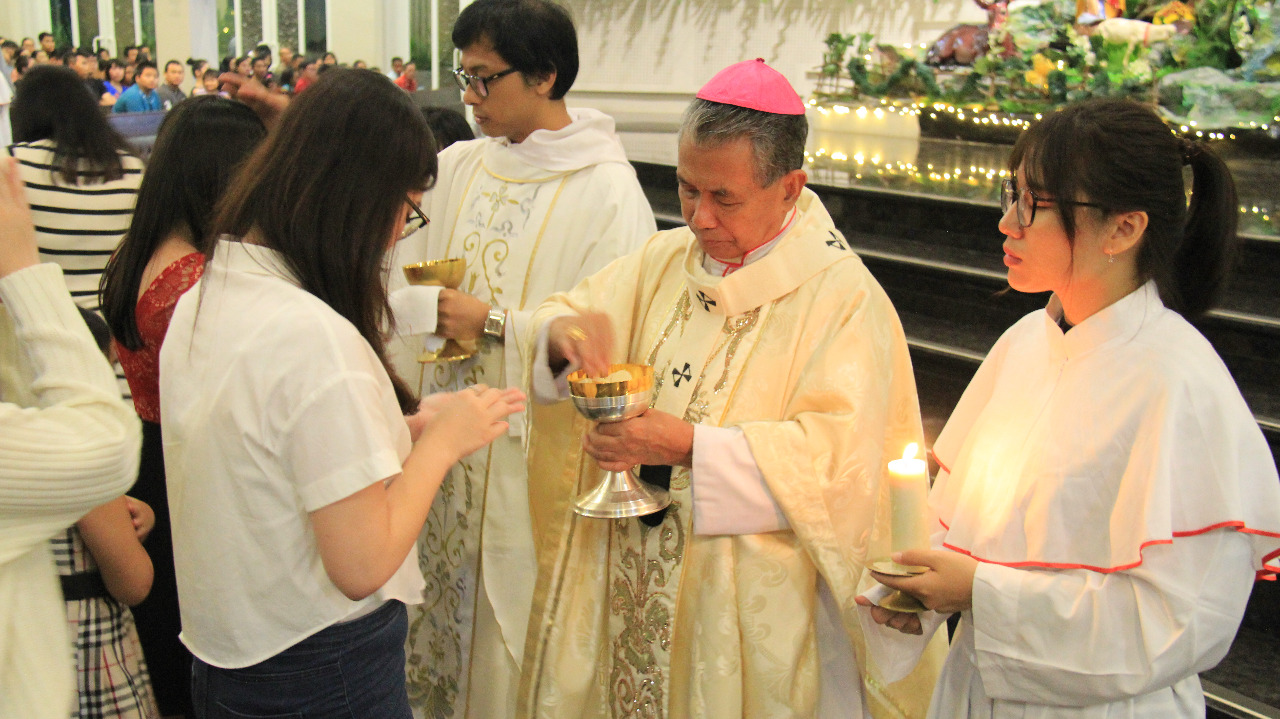 Pesan Malam Natal: Kepedulian, Kasih dan Pengorbanan adalah Kata Kunci Merasakan Ajaran Yesus - misa-natal-5.jpg