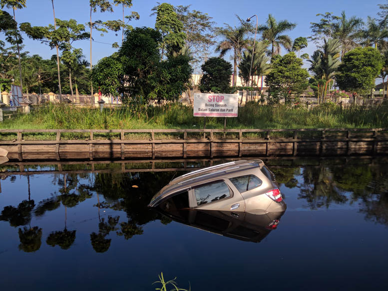 Inilah Kronologi dan Identitas Pengendara Mobil Yang Nyemplung ke Parit dekat RSUD dr Soedarso