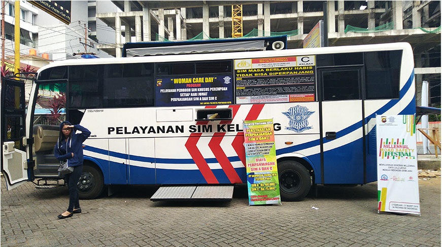 mobil-sim-keliling-yang-terparkir-di-halaman-pontianak-mall-kota-pontianak.jpg