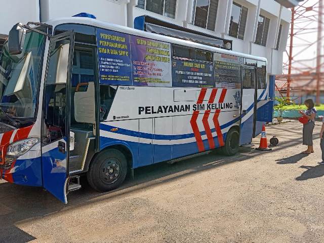 mobil-sim-keliling-yang-terparkir-untuk-melakukan-pelayanan-di-jalan-jendral-sudirman-pontianak.jpg