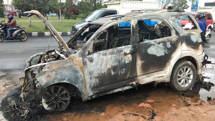 mobil-terbakar-di-bundaran-trans-mart-3.jpg