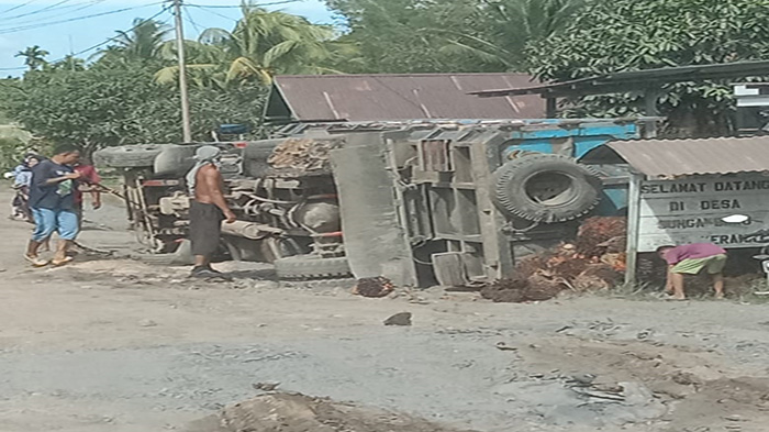 mobil-terguling-dan-amblas-ruas-jalan-kabupaten-243.jpg