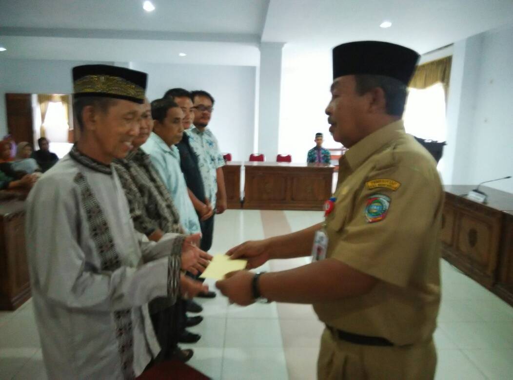 Serahkan Intensif Kepada 300 Penguluh Agama, Ini Pesan Sekda Mempawah