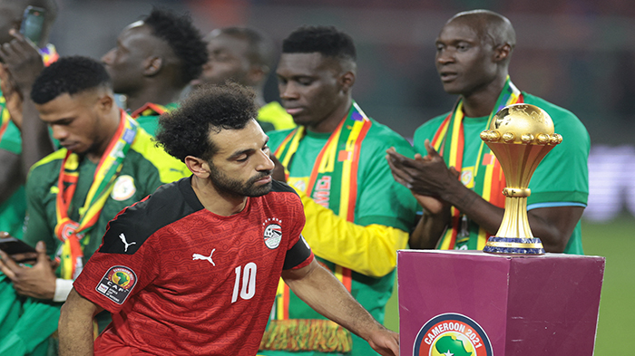 mohamed-salah-berjalan-melewati-trofi-piala-afrika.jpg