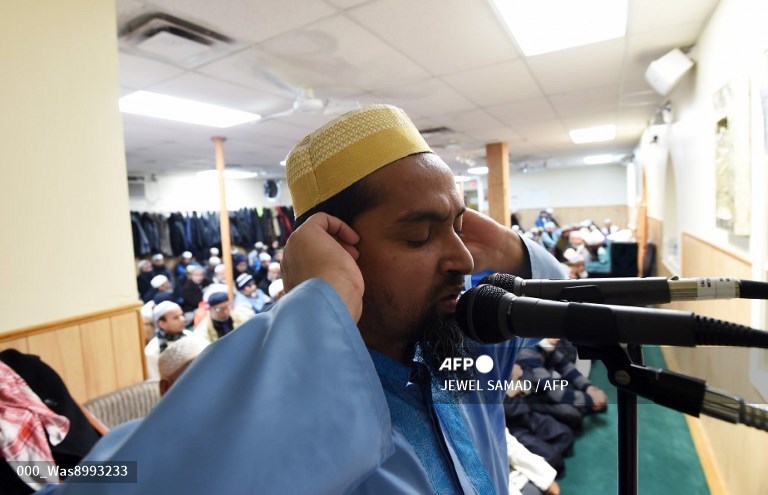 muadzin-mengumandangkan-adzan-pertanda-masuknya-sholat-magrib.jpg