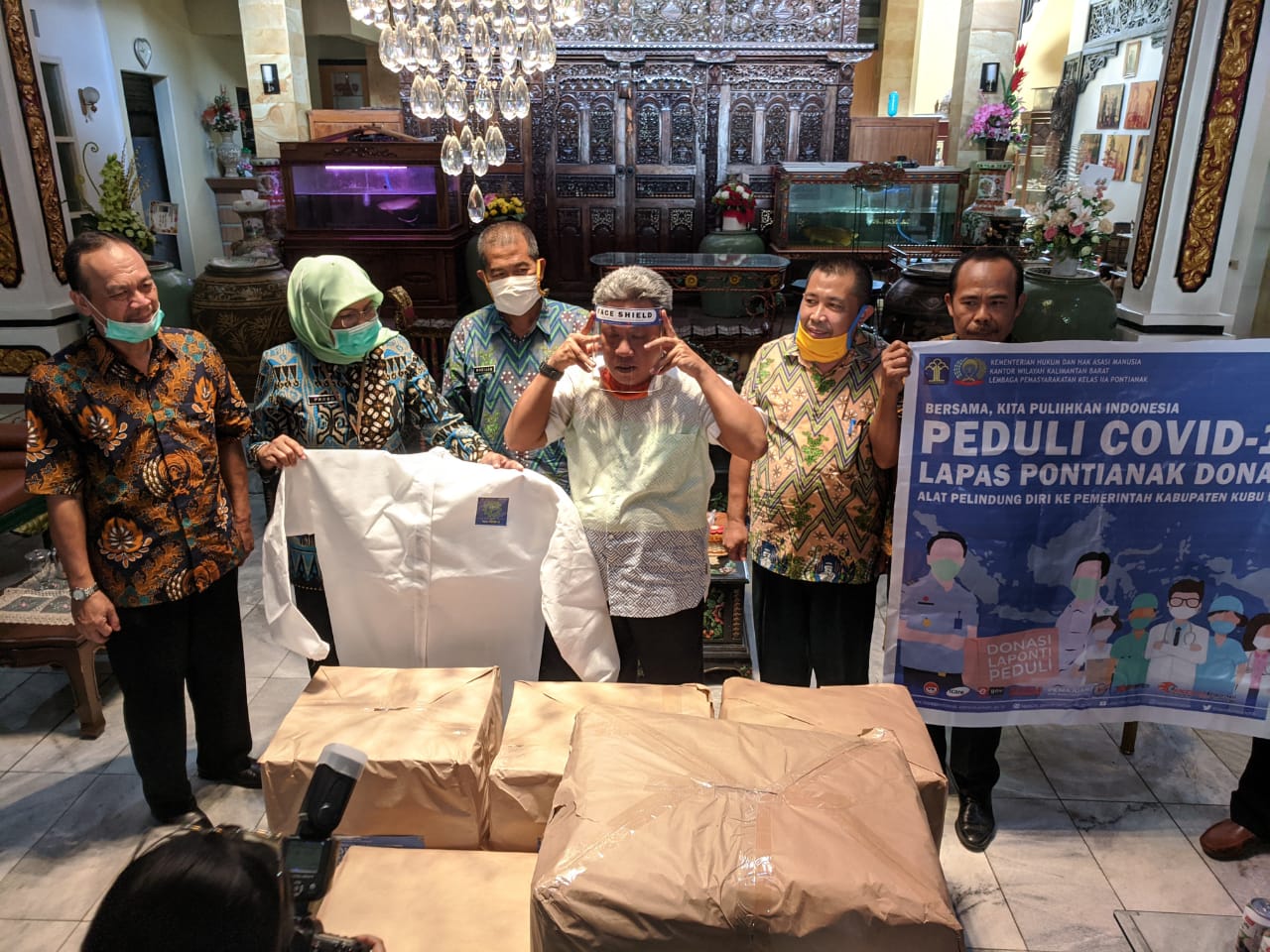 Bupati Muda Terima Bantuan Face Shield dan APD Buatan Warga Binaan Lapas Pontianak
