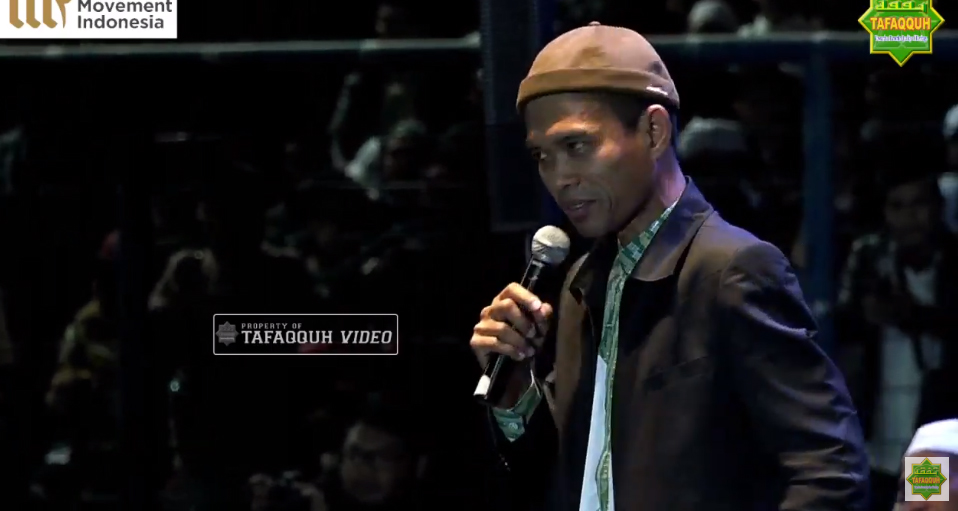 Om Pink Bangga Ustadz Abdul Somad Kenakan Kemeja Corak Insang Desainnya saat Tabligh Akbar di GBLA