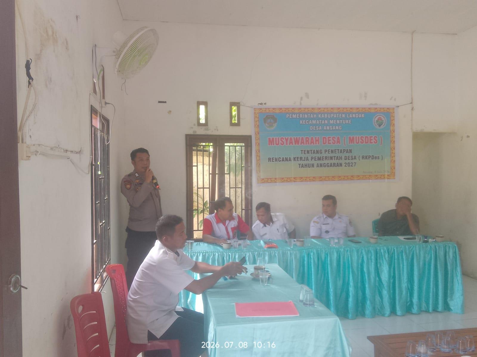 Bhabinkamtibmas Polsek Menyuke Hadiri Kegiatan Musdes di Desa Ansang Landak - Tribunpontianak.co.id