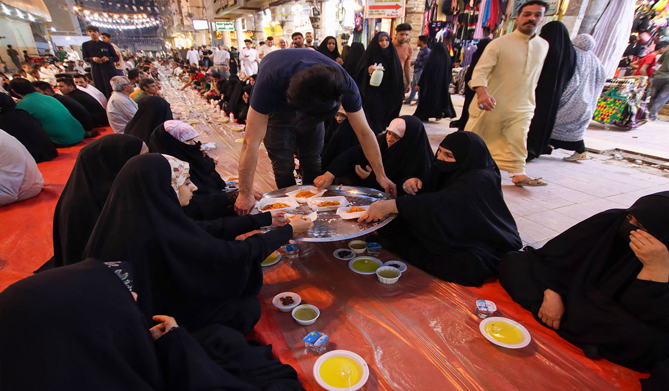 muslim-irak-berkumpul-untuk-berbuka-puasa.jpg